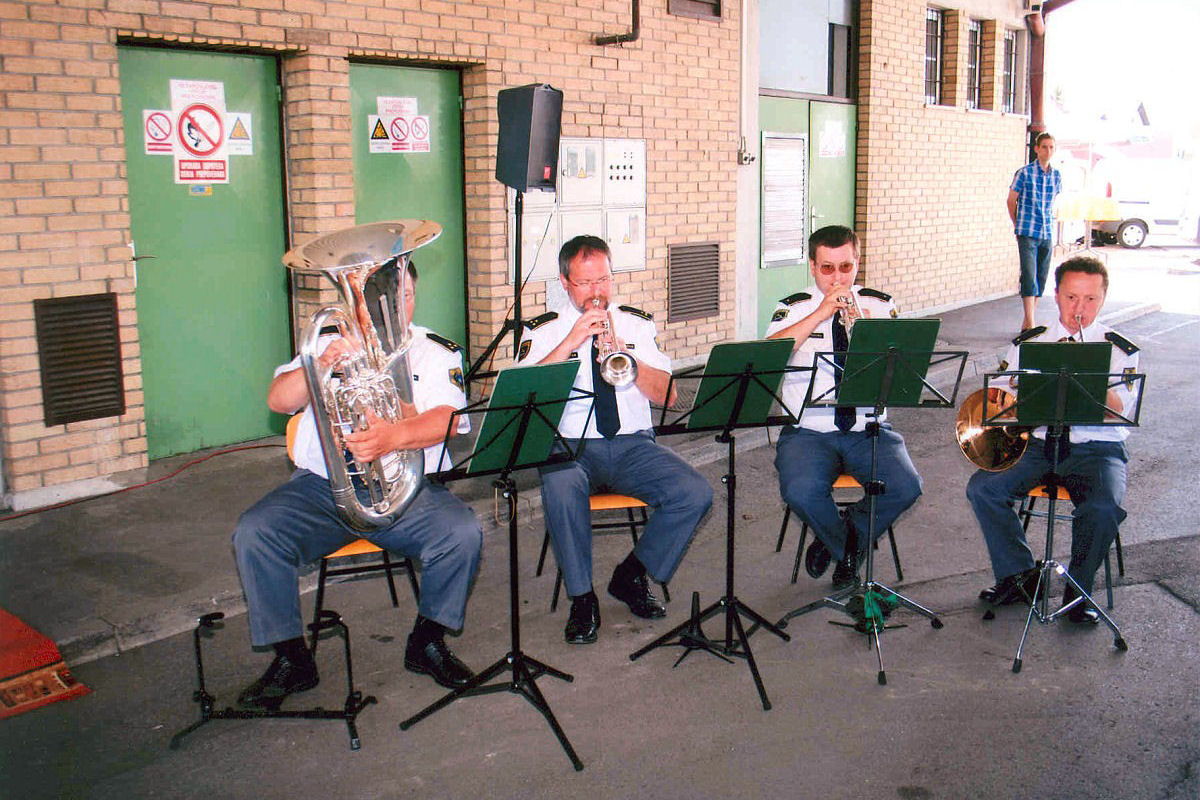 slika z nastopa kvarteta Policijskega orkestra ob praznovanju dneva policije, Dolga vas, 2008