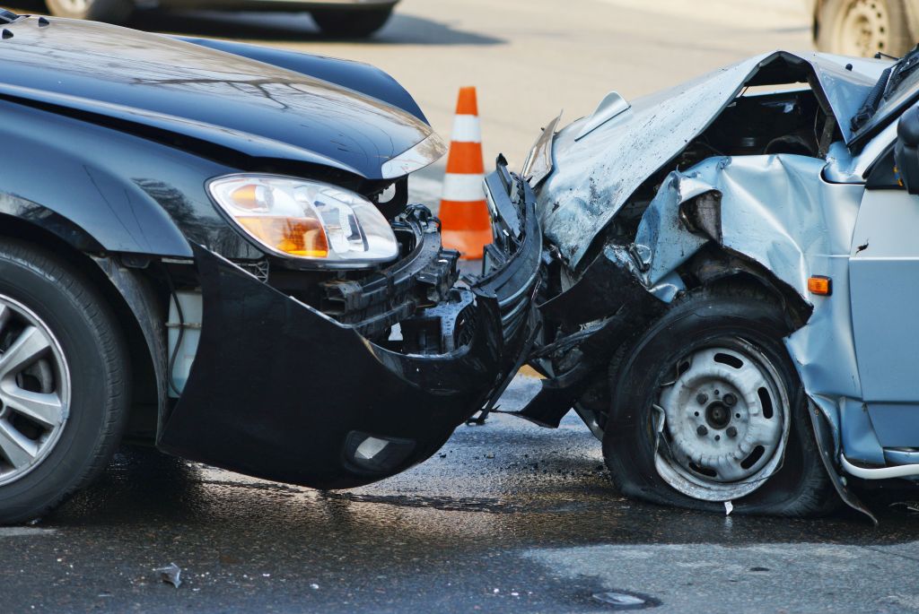 Prizorišče prometne nesreče - razbitine dveh osebnih avtomobilov po trku