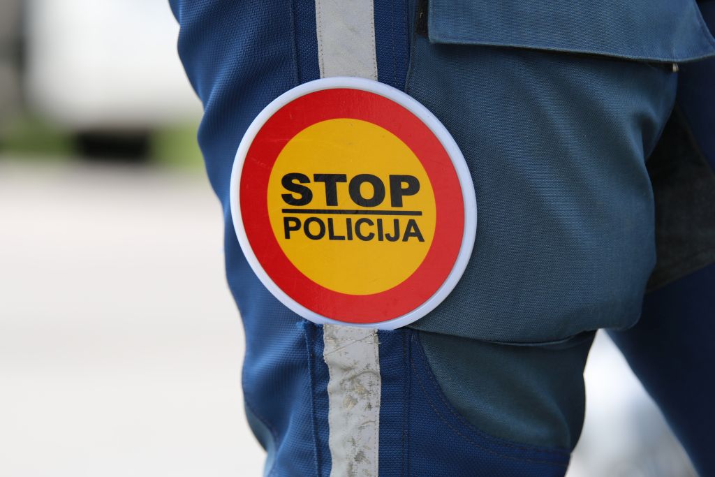 Policijski stop-loparček ob policistovem boku, detajl 