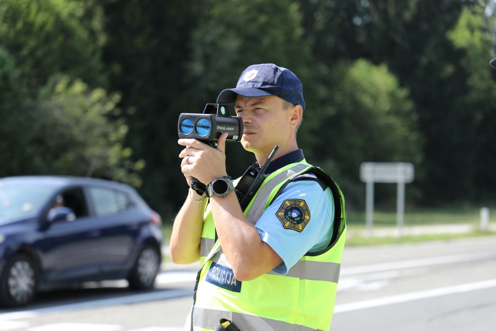 Policist meri hitrost