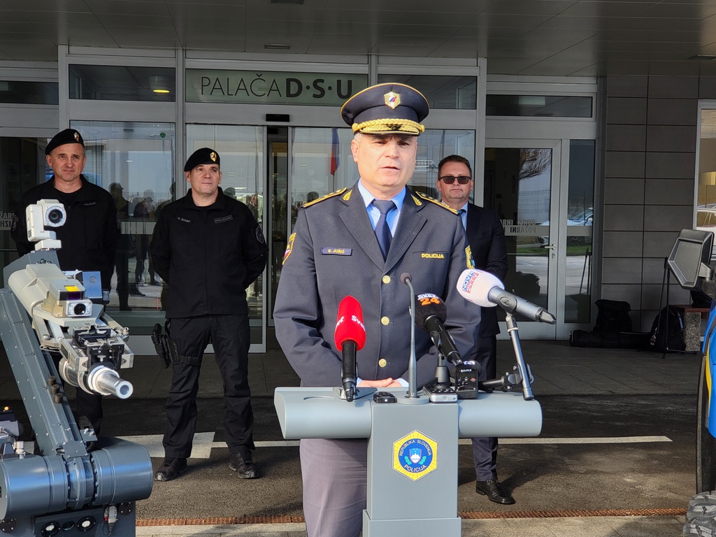 slika generalnega direktorja Policije Senada Jušića pri podajanju izjave