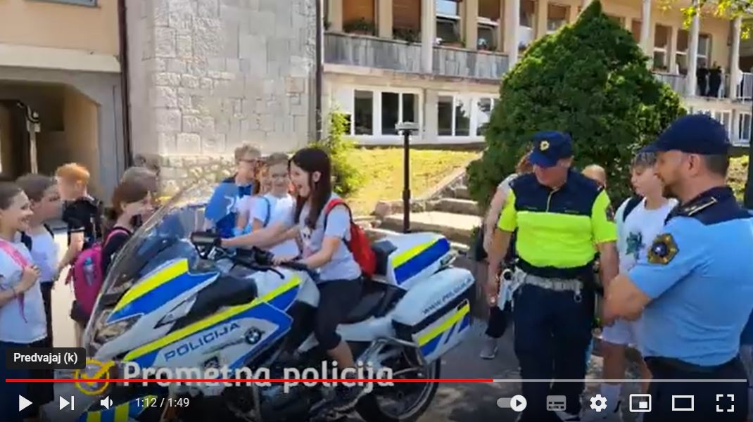 Otroci na policijskem motorju, izrez iz videa