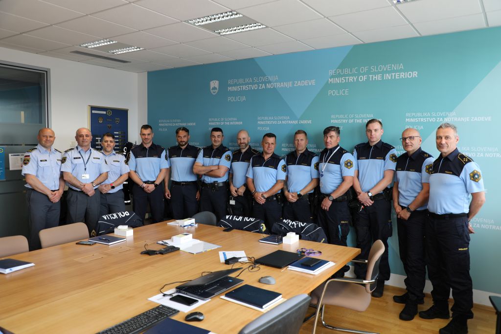 Skupinska slika desetih slovenskih policistov pred napotitvijo v Nemčijo