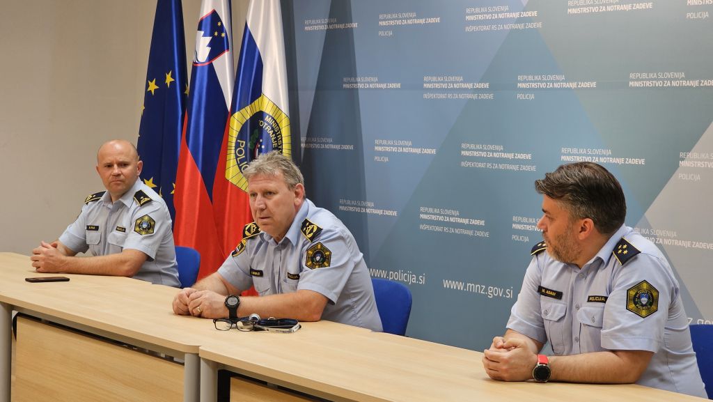 Namestnik generalnega direktorja policije Igor Ciperle - sedi za mizo, ob njem še dva predstavnika policije