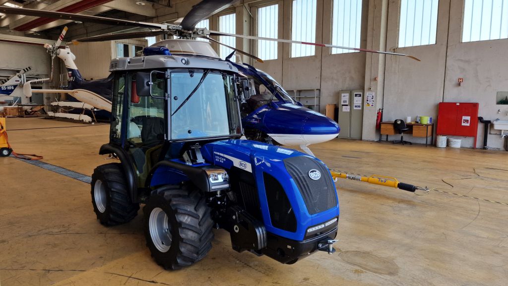 Na fotografiji je novi traktor v hangarju.