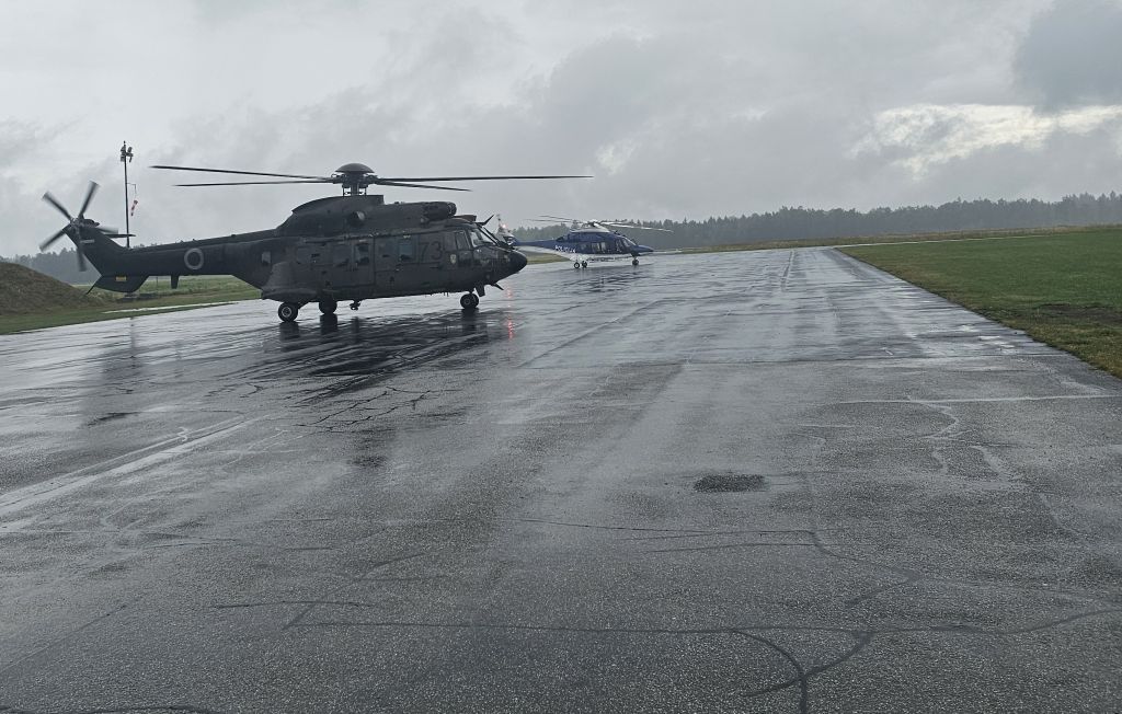 Na letališču po pristanku: vojaški helikopter AS AL 532 Cougar in policijski helikopter Agusta Westland AW 169 S5-HPL