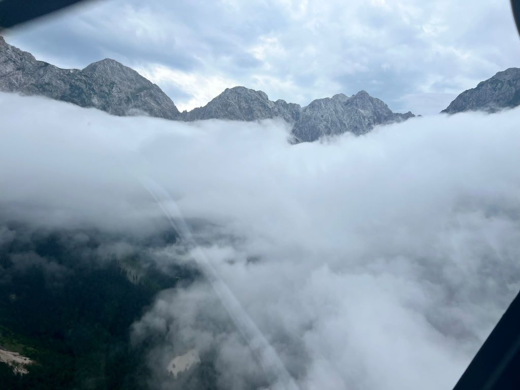 Slabo vreme v visokogorju (oblaki in megla, nad njo se dvigajo gorski vrhovi)