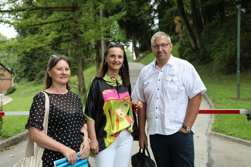 Na fotografiji je direktorica ZRSZ, OS Ljubljana, Barbara Vrtačnik z ožjimi sodelavci.