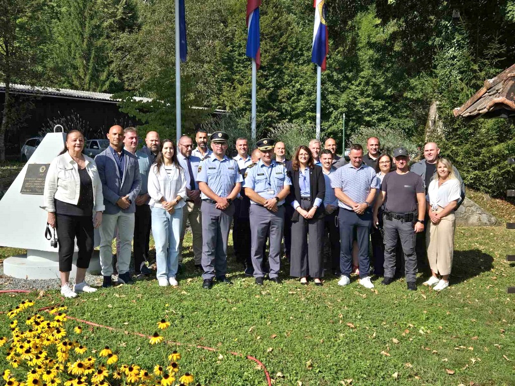 Skupinska slika članov delovne skupine - stojijo zunaj pred vadbenim centrom v Gotenici