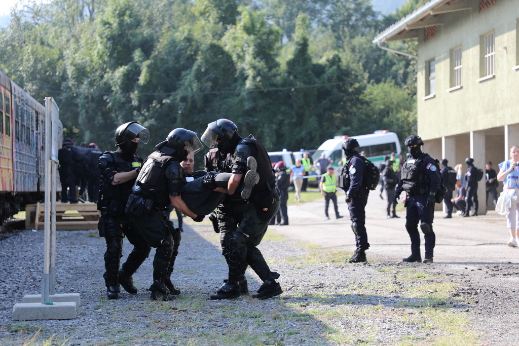 Policisti Posebne policijske enote med prenosom "ranjenca" z vlaka