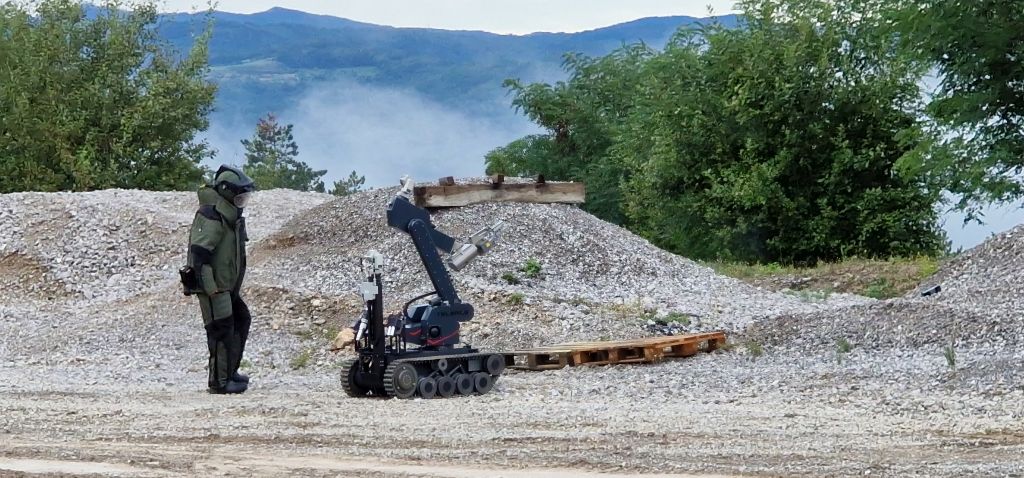 Bombni tehnik Specialne enote ob policijskem robotu za uničevanje eksplozivnih sredstev