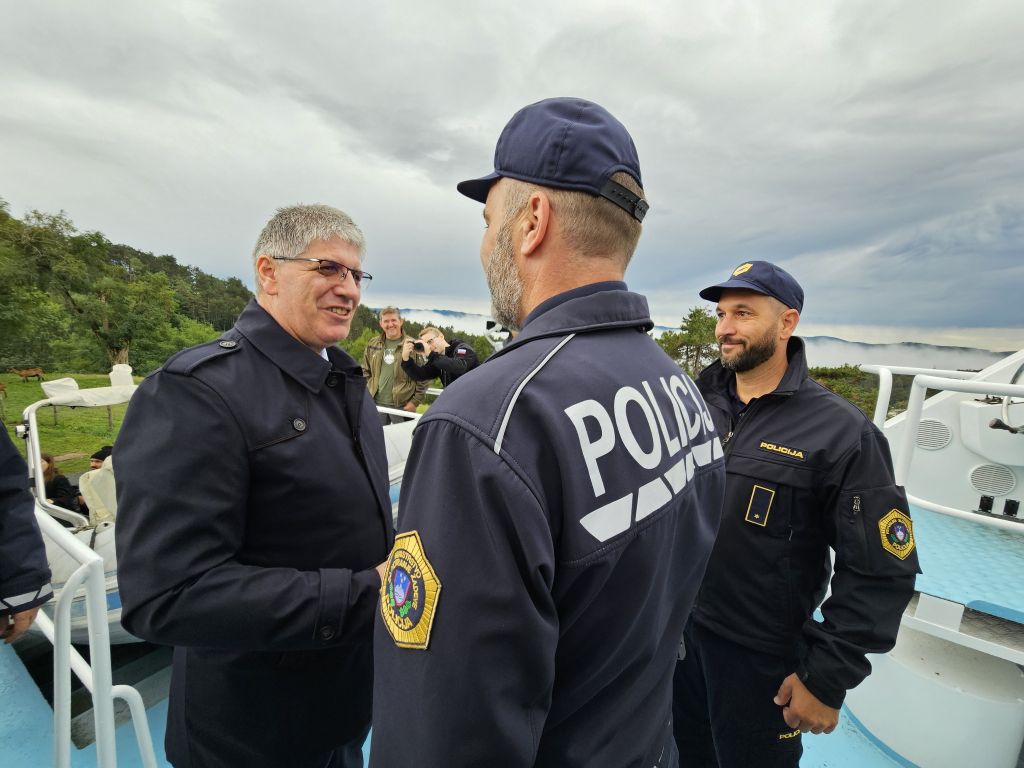 Notranji minister Boštjan Poklukar se rokuje s policistoma mornarjema na palubi čolna