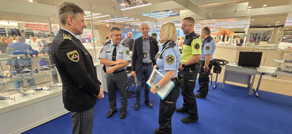 mag. Robert Ferenc med pogovorom s policisti