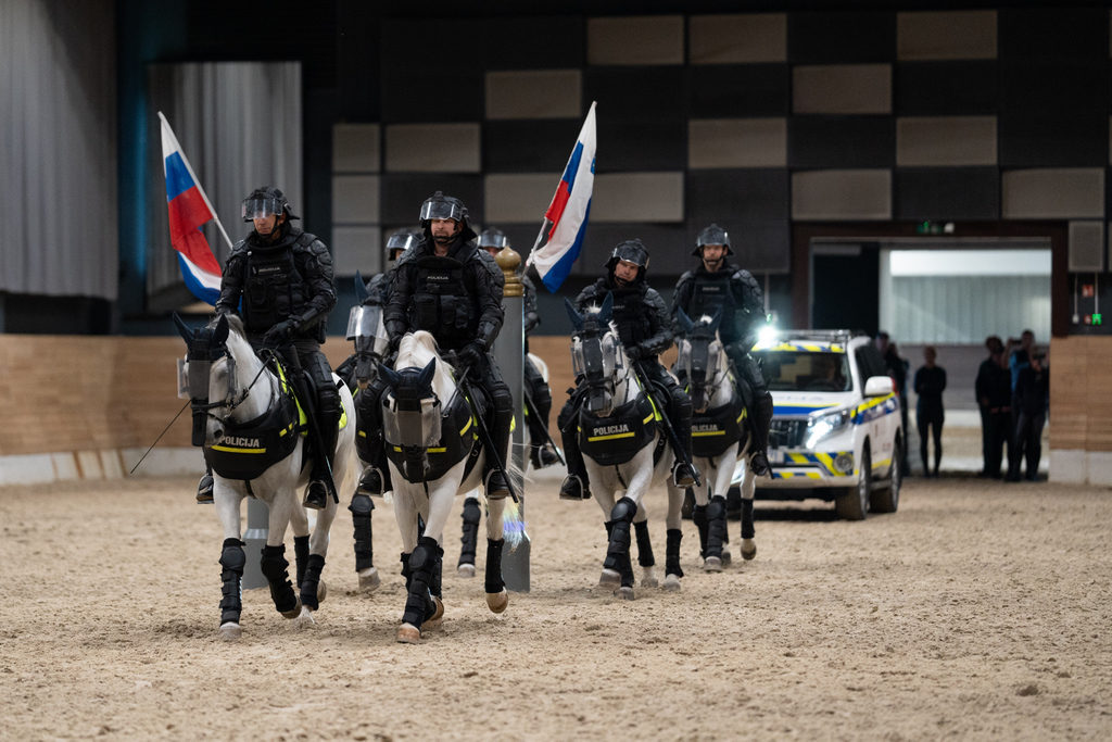 Prikaz dela. Policisti konjeniki in konji v opremi PPE, za njimi pelje policijsko vozilo. Foto Klemen Udovč