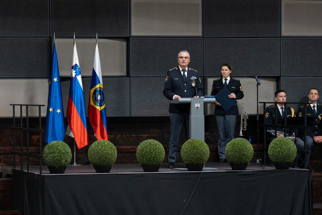 Generalni direktor policije med nagovorom na odru pokrite jahalnice v kobilarni Lipica, foto Klemen Udovč
