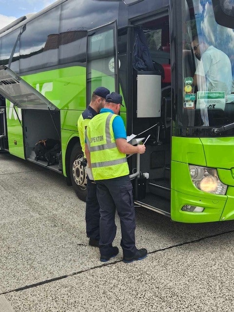 Policisti izvajajo nadzor avtobusa.