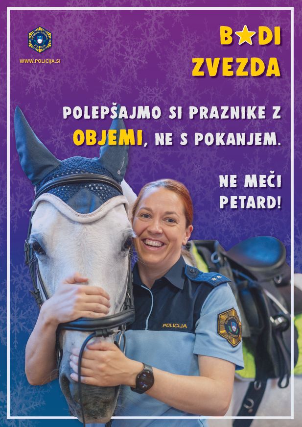 Plakat Bodi zvezda, ne meči petard, na njem je nasmejana policistka ob belem policijskem konju, z rokami, sklenjenimi okrog njegove glave