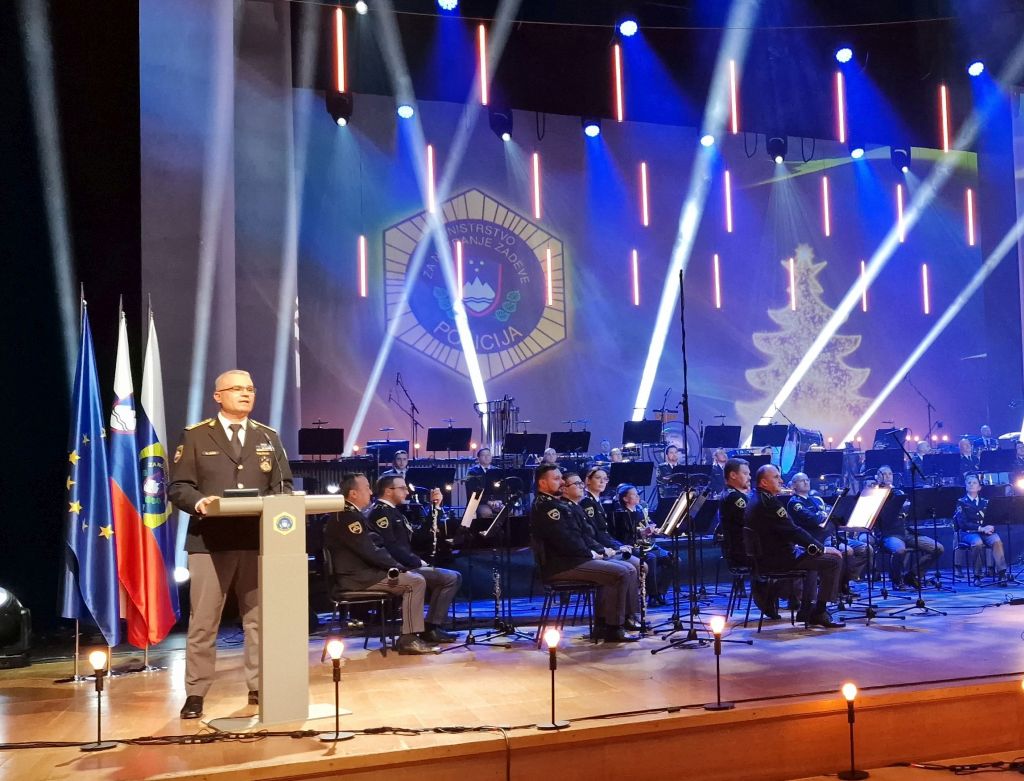 Generalni direktor policije med nagovorom na odru pred začetkom koncerta