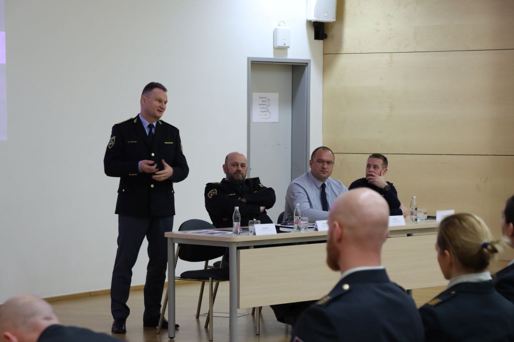 Predavanje v. d. generalnega direktorja policije Damjana Petriča častnikom Slovenske vojske