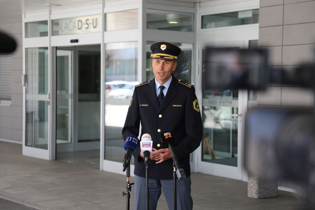 Robert Vehovec med izjavo za medije (stoji zunaj pred vhodom v stavbo MNZ in Policije na Litostrojski cesti)