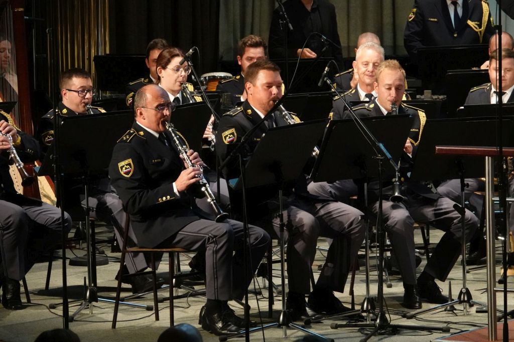 Policijski orkester med koncertom na odru