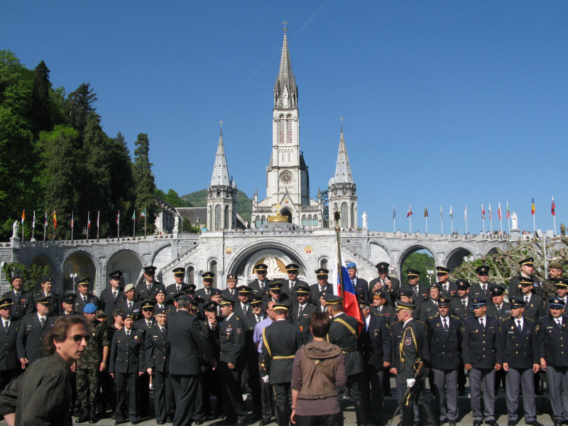 slika udeležencev mednarodnega romanja vojakov in policistov v Lurd, 2007