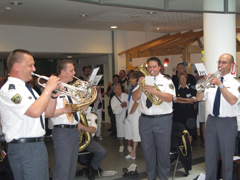 slika z nastopa kvinteta trobil Policijskega orkestra, Lurd, 2007