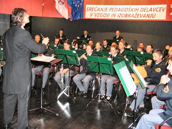 slika z nastopa Policijskega orkestra na slovesnosti ob svetovnem dnevu učiteljev, Ptuj, 2006