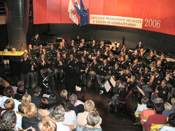 slika z nastopa Policijskega orkestra na slovesnosti ob svetovnem dnevu učiteljev, Ptuj, 2006