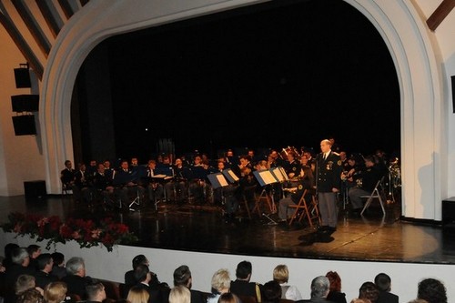 slika z božično-novoletnega koncerta Policijskega orkestra, Lendava, 2011