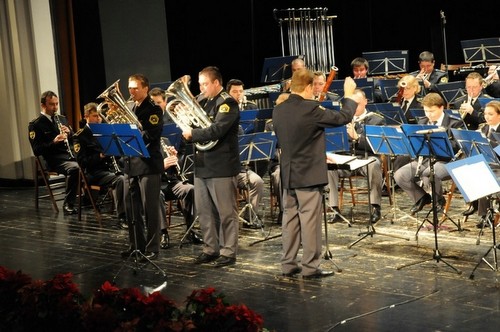 slika z božično-novoletnega koncerta Policijskega orkestra, Lendava, 2011