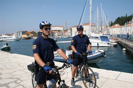 slika dveh policistov kolesarjev v pristanišču