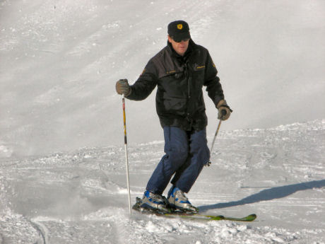 picture of a police officer supervisor skiing