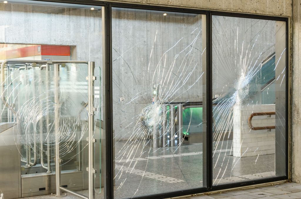 slika razbitega stekla izložbe