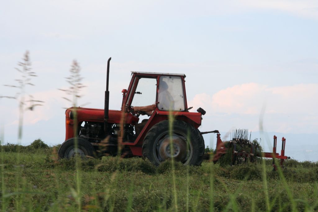 Traktor na pokošenem travniku