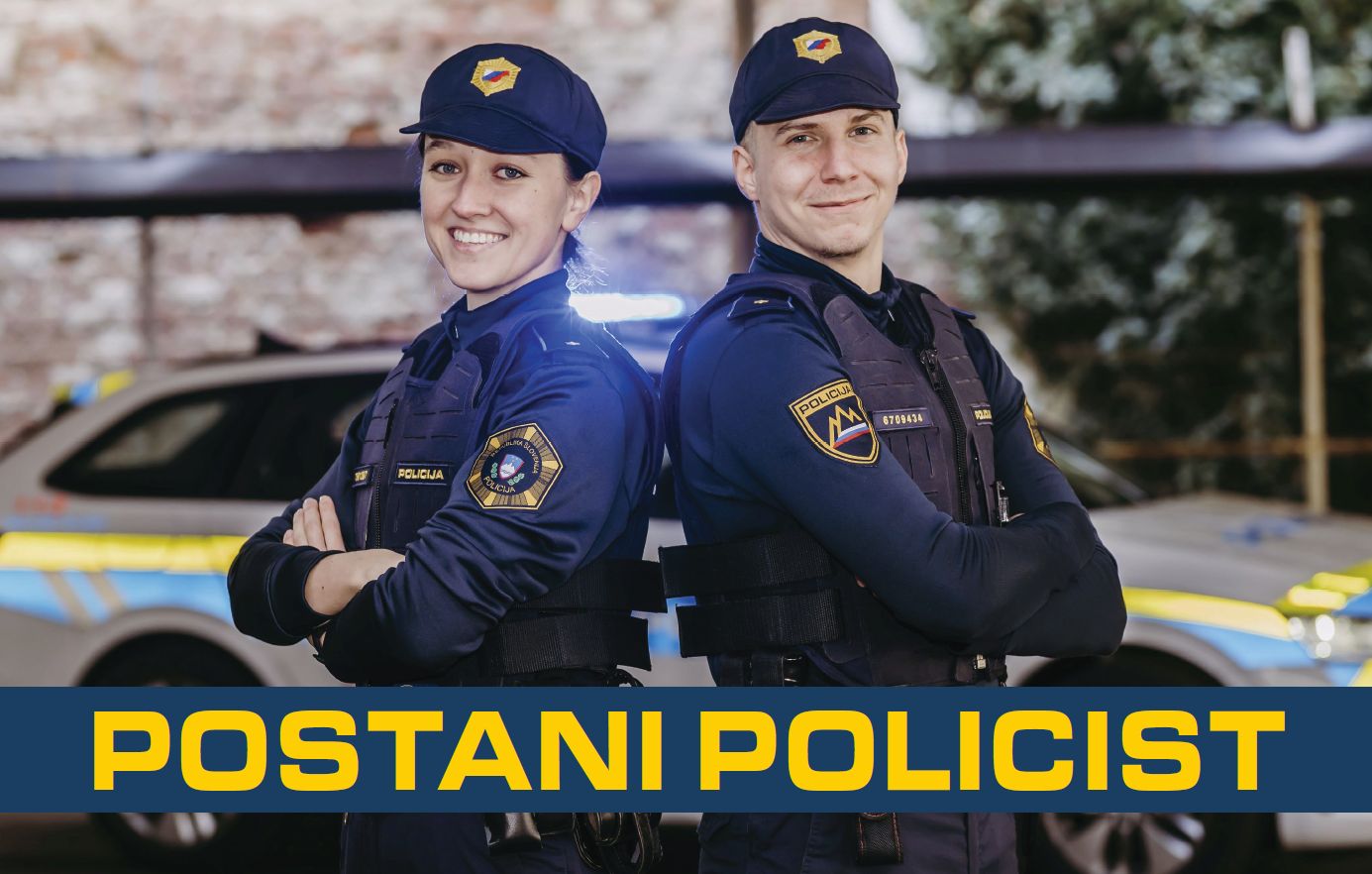 Plakat z napisom Postani policist, na njem sta nasmejana policist in policistka, v ozadju policijsko patruljno vozilo