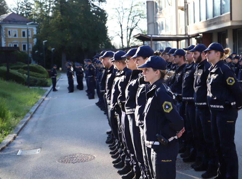 Jutranji zbor kandidatov za policiste na ploščadi pred Policijsko akademijo v Tacnu